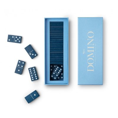 A Printworks által készített Domino Classic játék 28 darabból áll. Az általános design a kék árnyalataiban pompázik.