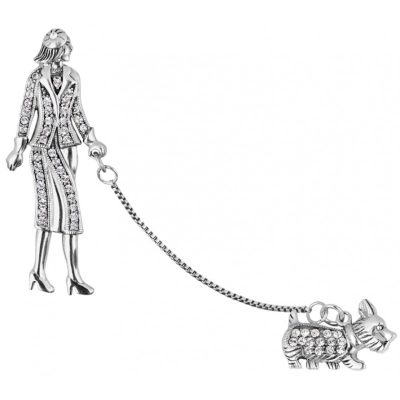 Ezt a gyönyörű, kézzel készített sterling ezüst brosst az Art Deco stílus ihlette és egy divatosan öltözött hölgyet ábrázol aki Scottie kutyáját sétáltatja. A hölgy és a kutya is kristályokkal díszített. Egy látványos bross amely minden ruhát kiegészít és ideális ajándék lehet. 925% sterling ezüst