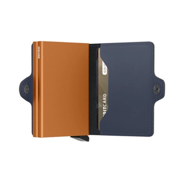 A Twinwallet Matte NightBlue Orange akár 16 kártyát, bankjegyet és nyugtát is képes tárolni, de kompakt méretű marad.