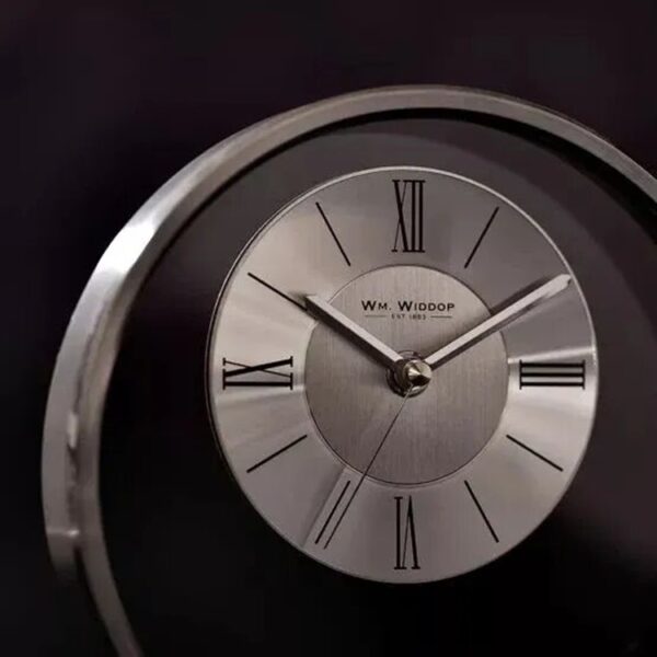 Stílusos és korszerű, csiszolt ezüstszínű alumíniumból készült, kerek kandalló óra.