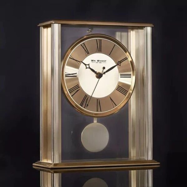Stílusos és korszerű, csiszolt aranyszínű alumíniumból készült, ingás kandalló óra. A csillogó arany megjelenés kiemeli az óra gyönyörű kialakítását.