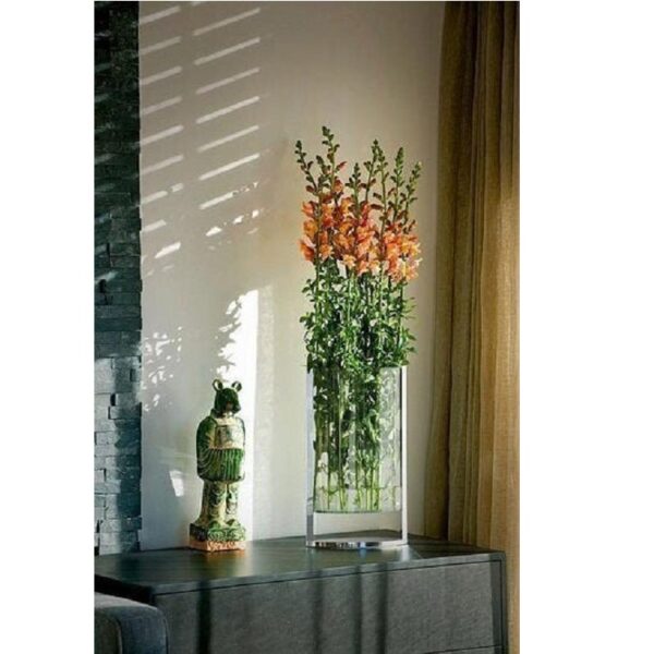 Ez a DECADE váza nyitott számos ötletre, szereti a földtől kissé megemelt virágokat exkluzív módon bemutatni. Szívesen használják dupla képkeretként is, virágokkal vagy kagylókkal díszítve.