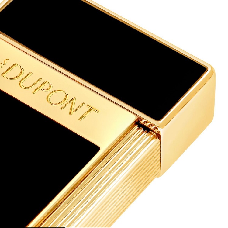 S.T. Dupont Biggy öngyújtó - fekete-arany. Félúton a Megajet és a Ligne 2 között, az új Biggy/Big D egy olyan öngyújtó, amely a kifinomultságot és a hatékonyságot ötvözi, a különálló tárgyak szerelmeseinek.