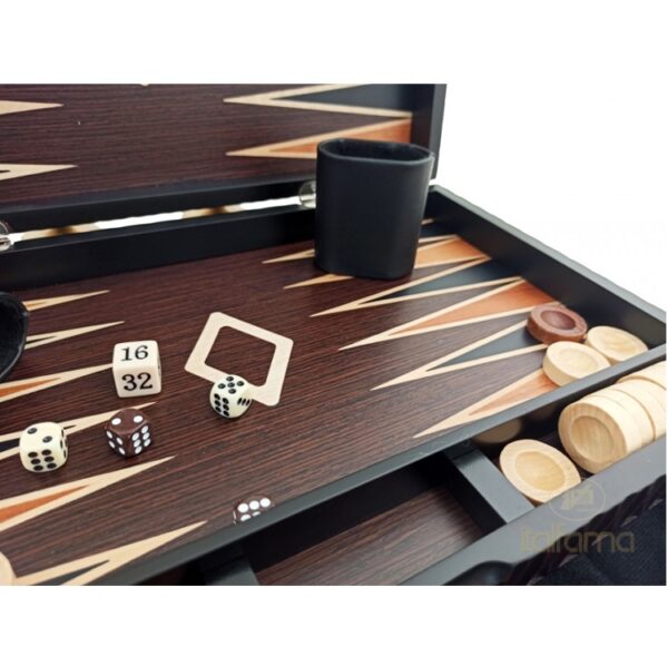 Értékes fa backgammon készlet, kézi intarziával díszítve.