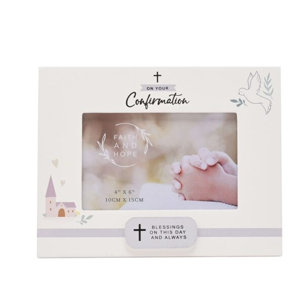 Konfirmációs Képkeret. Ez a gyönyörű, konfirmációra készült képkeret a Faith & Hope sorozatból meghitt és stílusos módon örökíti meg a hit egyik legfontosabb pillanatát. 