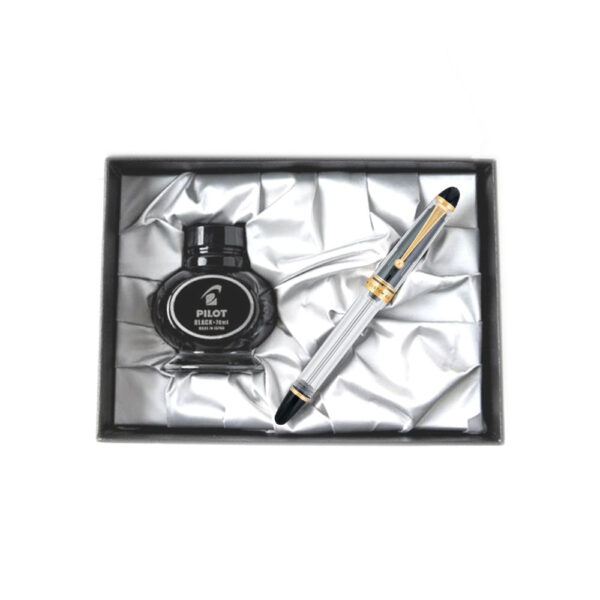 Pilot Custom 823 Transparent Töltőtoll. Plunger inhalációs mechanikájú töltőtoll. A toll luxus akrilgyantából átlátszó tolltesttel és 14 karátos aranytollheggyel készült.