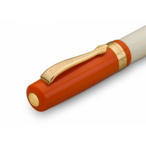 A KAWECO STUDENT golyóstoll 70's Soul kiadása, amely a nosztalgikus hangulatot ötvözi a Kaweco-tól megszokott kiváló minőséggel és megbízhatósággal.