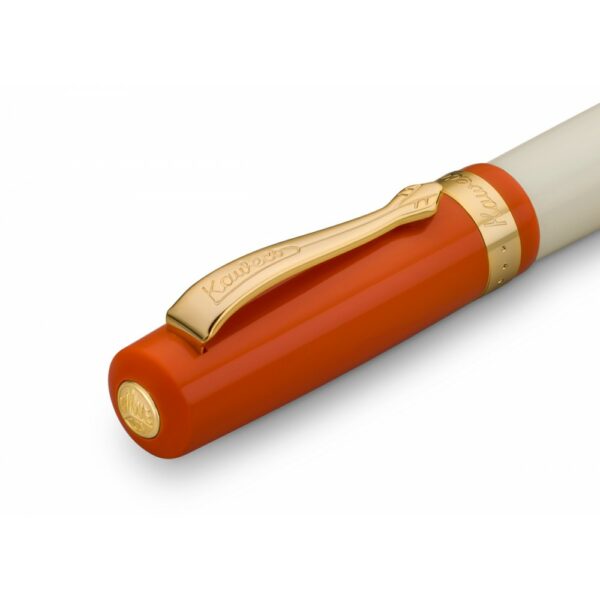 A KAWECO STUDENT golyóstoll 70's Soul kiadása, amely a nosztalgikus hangulatot ötvözi a Kaweco-tól megszokott kiváló minőséggel és megbízhatósággal.