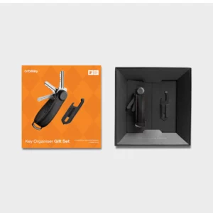 Orbitkey kulcstartó szett, Organiser Crazy Horse. Orbitkey Aktív kulcsszervező és multifunkciós szerszám V2 ajándékcsomag. Velúrszerű bőr, amely kezdetben természetesen kopott és durva megjelenésű, majd idővel karaktert nyer, ahogy a viaszbevonat felszívja a természetes olajokat.