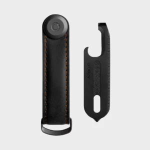 Orbitkey kulcstartó szett, Organiser Crazy Horse. Orbitkey Aktív kulcsszervező és multifunkciós szerszám V2 ajándékcsomag. Velúrszerű bőr, amely kezdetben természetesen kopott és durva megjelenésű, majd idővel karaktert nyer, ahogy a viaszbevonat felszívja a természetes olajokat.