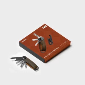 Orbitkey kulcstartó szett, Organiser Crazy Horse. Orbitkey Aktív kulcsszervező és multifunkciós szerszám V2 ajándékcsomag. Velúrszerű bőr, amely kezdetben természetesen kopott és durva megjelenésű, majd idővel karaktert nyer, ahogy a viaszbevonat felszívja a természetes olajokat.