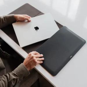 Orbytkey Laptoptartó Tok - 14". Ez a tok egyszerre laptop-tok és hordozható asztali felület.
