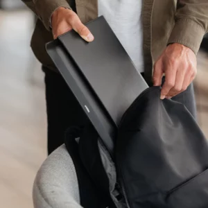 Orbytkey Laptoptartó Tok - 16". Ez a tok egyszerre laptop-tok és hordozható asztali felület.