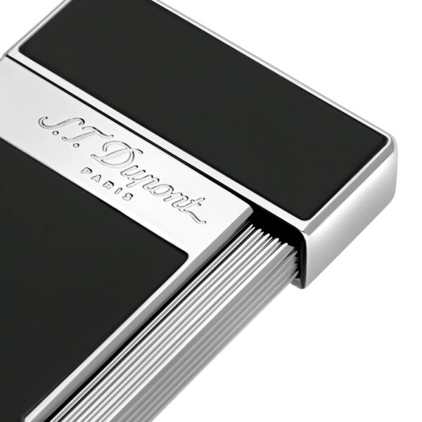 S.T. Dupont Slimmy öngyújtó – fekete króm. Az S.T. Dupont Slimmy az ikonikus Ligne 2 és a legendás Slim 7 modellek inspirációját viseli tovább, modern torch („szúróláng”) kivitelben.