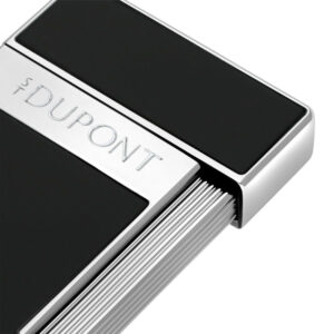 S.T. Dupont Slimmy öngyújtó – fekete króm. Az S.T. Dupont Slimmy az ikonikus Ligne 2 és a legendás Slim 7 modellek inspirációját viseli tovább, modern torch („szúróláng”) kivitelben.