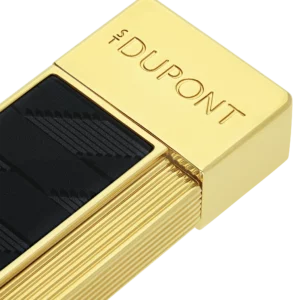 S.T. Dupont Twiggy Monogram öngyújtó – fekete, arany. A Twiggy sorozat az S.T. Dupont újabb, modern vonalát képviseli, kompakt és könnyű kialakítással.
