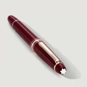 Meisterstück Burgundy Red Classique Rollerball. Ez a rollerball több, mint egy íróeszköz – egy utazás a Montblanc gazdag örökségébe. 