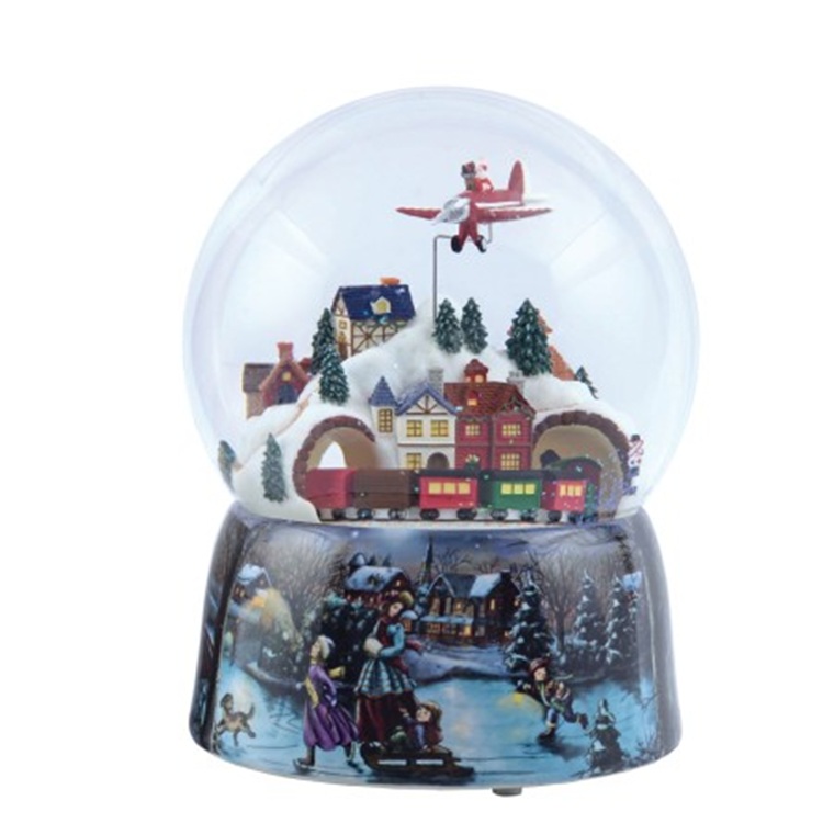 Hógömb - repülővel, vonattal. Ez a hógömb nem csupán egy dekoráció, hanem egy komplex, mozgalmas téli történet, amely egyetlen üveggömbbe lett sűrítve.