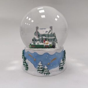 Hógömb - Havas vidéki táj. Ez a bájos hógömb tökéletes választás azoknak, akik a nyugodt, vidéki karácsonyi idillt kedvelik.