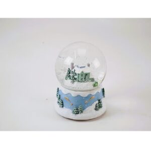 Hógömb - Havas vidéki táj. Ez a bájos hógömb tökéletes választás azoknak, akik a nyugodt, vidéki karácsonyi idillt kedvelik.