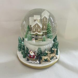 Hógömb - fenyőfával. Ez a hógömb a vidéki karácsonyok eleganciáját és az ünnepi meghittséget hozza el Önnek.