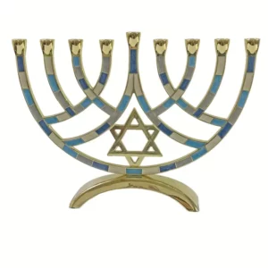 Hanukia. Kilenc gyertyatartó hellyel rendelkezik – nyolc a Hanuka nyolc napjának szimbolizálására, és egy plusz gyertyatartó a sámesz (szolga) gyertya számára.