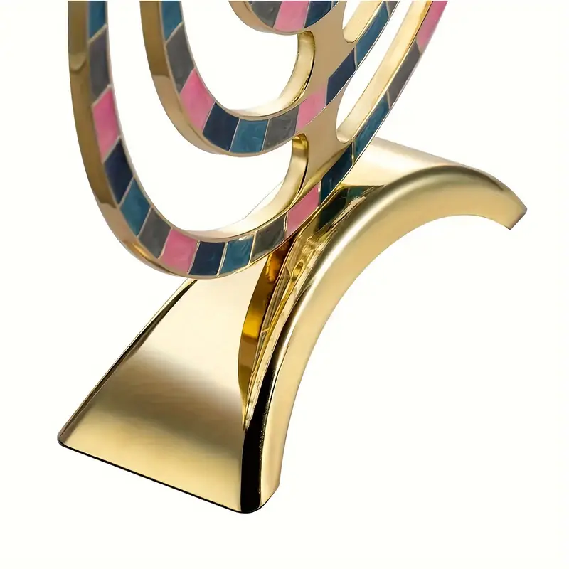 Hanukia. Kilenc gyertyatartó hellyel rendelkezik – nyolc a Hanuka nyolc napjának szimbolizálására, és egy plusz gyertyatartó a sámesz (szolga) gyertya számára.