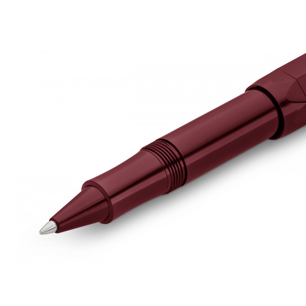 KAWECO CLASSIC SPORT gél rollertoll, 0.7mm fine, bordeaux. A Kaweco Classic Sport széria a márka leghíresebb, 1930-as évekből származó, nyolcszögletű dizájnját hozza el egy modern és rendkívül sima gél rollertoll kivitelben.