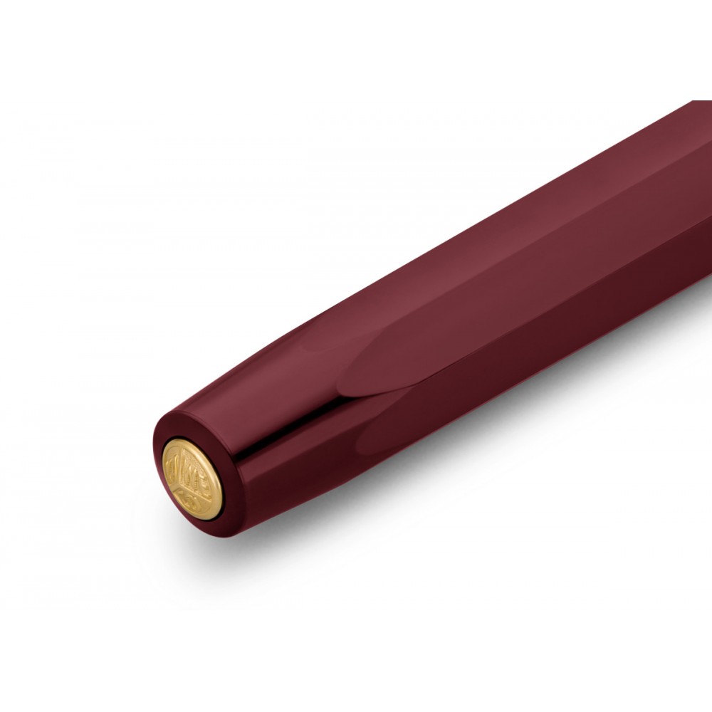 KAWECO CLASSIC SPORT gél rollertoll, 0.7mm fine, bordeaux. A Kaweco Classic Sport széria a márka leghíresebb, 1930-as évekből származó, nyolcszögletű dizájnját hozza el egy modern és rendkívül sima gél rollertoll kivitelben.