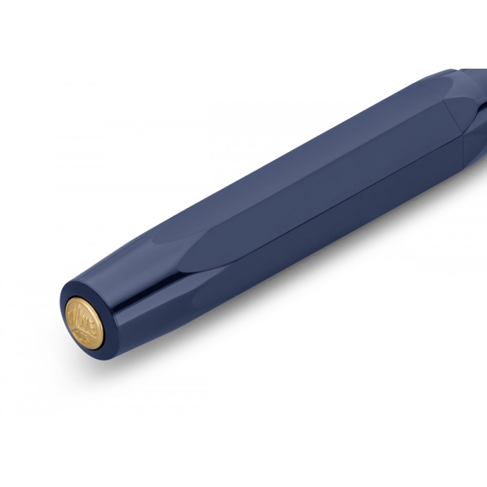 KAWECO CLASSIC SPORT gél rollertoll, 0.7mm fine, navy. A Kaweco Classic Sport széria a márka leghíresebb, 1930-as évekből származó, nyolcszögletű dizájnját hozza el egy modern és rendkívül sima gél rollertoll kivitelben.