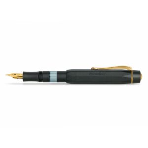KAWECO PISTON SPORT töltőtoll, AL Black/Gold szett. A KAWECO PISTON SPORT AL töltőtoll, AL Black/Gold szett a Kaweco egy igazi prémium kategóriás és ikonikus darabja, amely a márkára jellemző retró formát ötvözi a modern anyagokkal és egy kifinomult töltőrendszerrel.