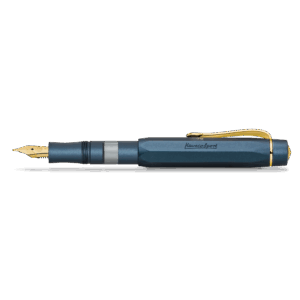 KAWECO PISTON SPORT AL töltőtoll szett, Navy/Gold. A KAWECO PISTON SPORT AL töltőtoll szett, Navy/Gold a Kaweco prémium kategóriás íróeszközeinek egyik legkülönlegesebb darabja, amely ötvözi a márka ikonikus zsebtoll-dizájnját egy magasabb szintű töltési mechanizmussal és anyaghasználattal