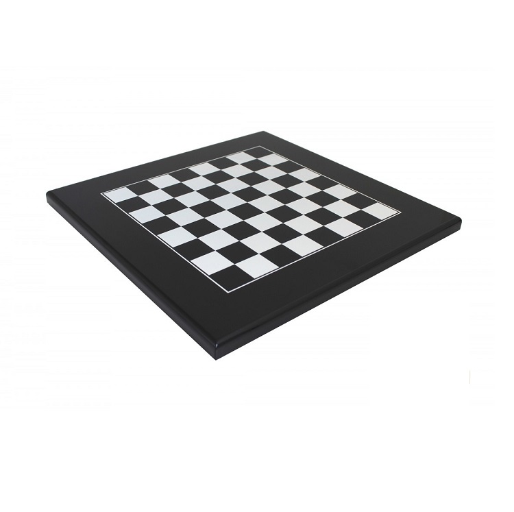 Lakkozott sakktábla, piros fekete sakkfigurával. Magasfényű, lakkozott felületű tábla, amely modern és kifinomult hatást kelt. A figurák különlegesen fényes, modern kivitelben készültek.