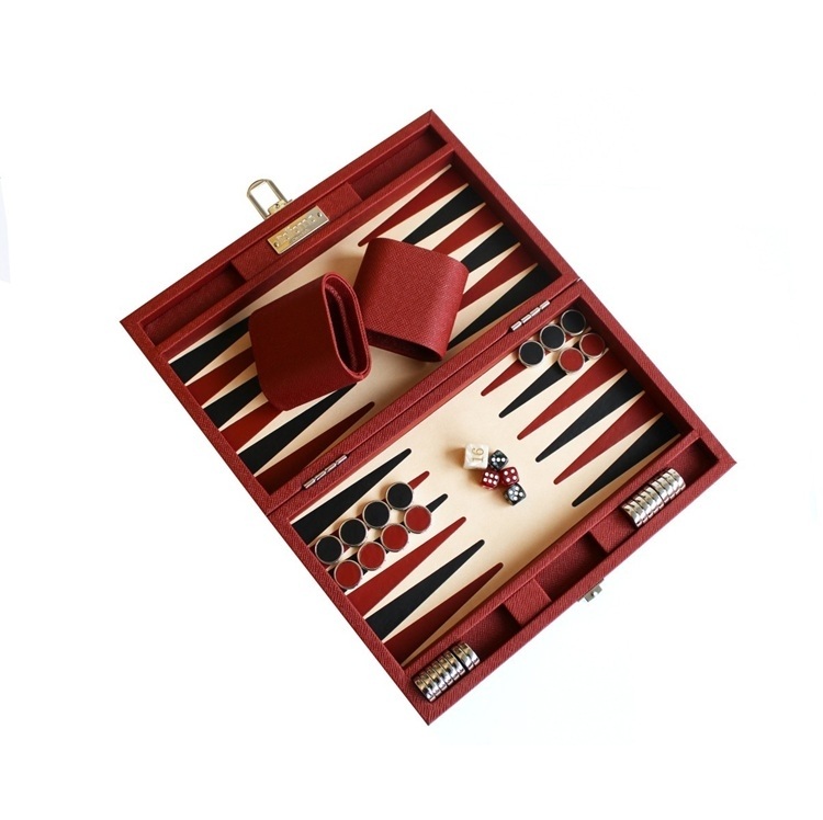 Backgammon készlet - műbör. Fedezze fel a klasszikus backgammon időtlen eleganciáját ezzel a kifinomult, műbőr borítású, összecsukható játékkészlettel.