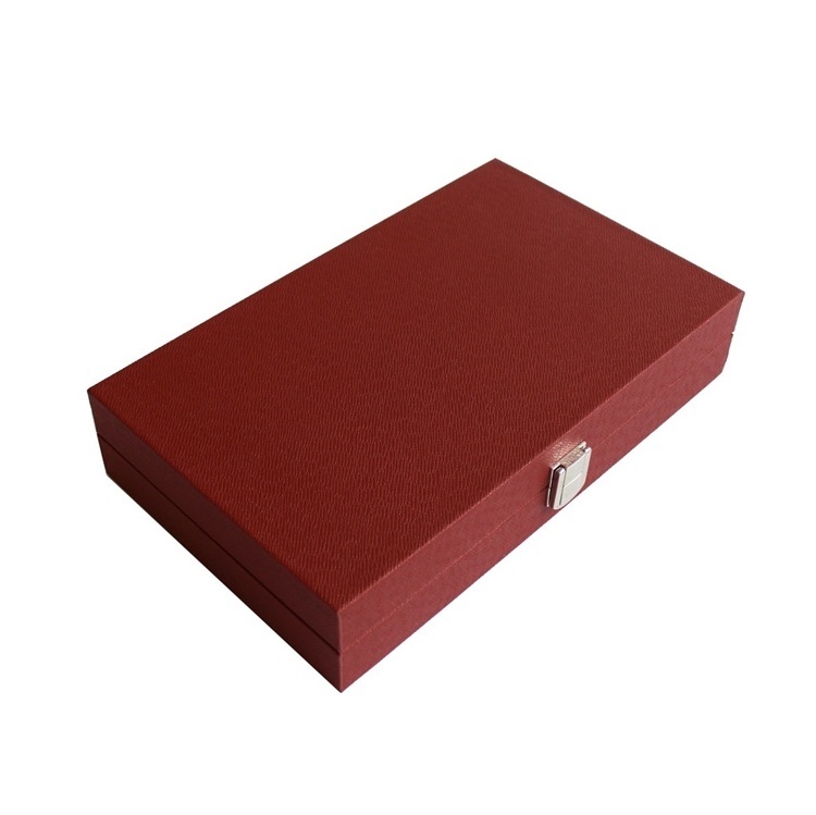 Backgammon készlet - műbör. Fedezze fel a klasszikus backgammon időtlen eleganciáját ezzel a kifinomult, műbőr borítású, összecsukható játékkészlettel.