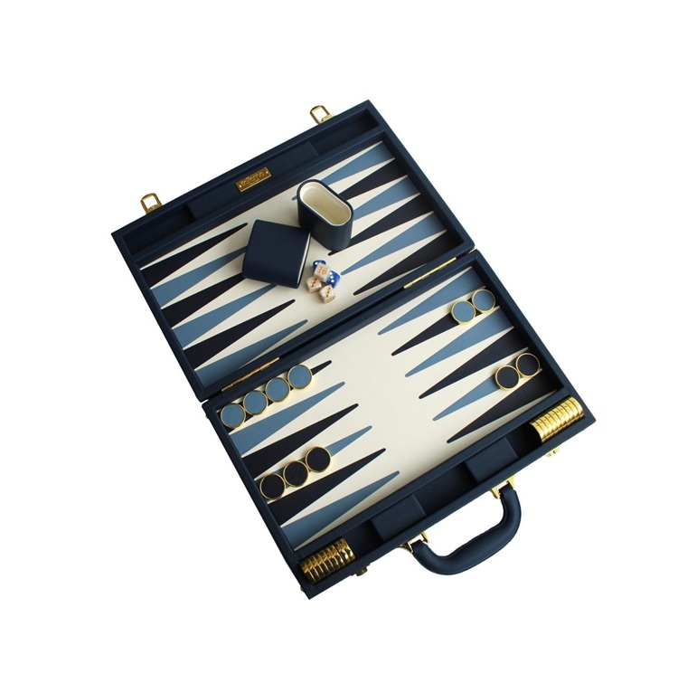 Backgammon készlet - műbör, kék. Fedezze fel a klasszikus backgammon időtlen eleganciáját ezzel a kifinomult, műbőr borítású, összecsukható játékkészlettel.
