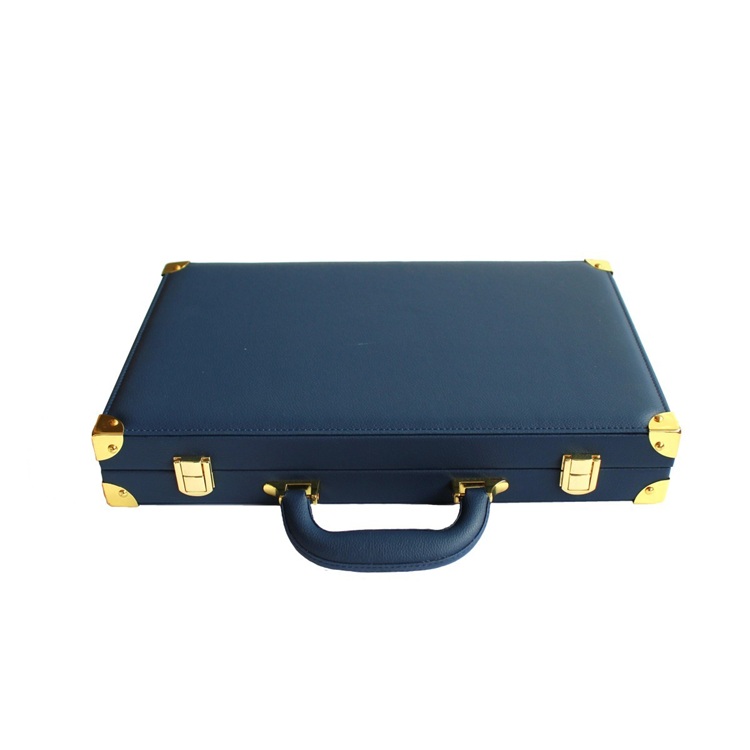 Backgammon készlet - műbör, kék. Fedezze fel a klasszikus backgammon időtlen eleganciáját ezzel a kifinomult, műbőr borítású, összecsukható játékkészlettel.