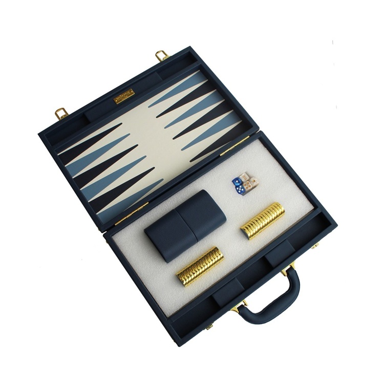 Backgammon készlet - műbör, kék. Fedezze fel a klasszikus backgammon időtlen eleganciáját ezzel a kifinomult, műbőr borítású, összecsukható játékkészlettel.