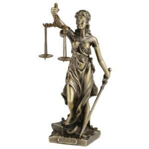 Justitia szobor - kicsi, ónból. A klasszikus Justitia (vagyis az Igazság istennője) szobra, tipikus ábrázolásban: bekötött szemmel, mérleggel és karddal.