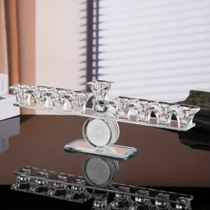 Hanukia - üveg, fehér kristályokkal. Kilenc gyertyatartó hellyel rendelkezik – nyolc a Hanuka nyolc napjának szimbolizálására, és egy plusz gyertyatartó a sámesz (szolga) gyertya számára.