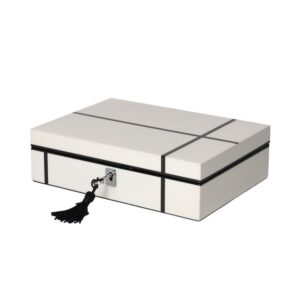 Ékszerdoboz Lapos Tang S - fehér, fekete csíkos. Az ékszerdoboz tökéletes választás azok számára, akik szeretik a modern, mégis időtálló design-t.