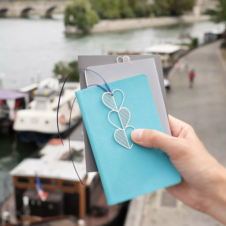 Könyvjelző Szív - matt fém. A hosszú szalagnak köszönhetően bármilyen méretű könyvhöz ideális.