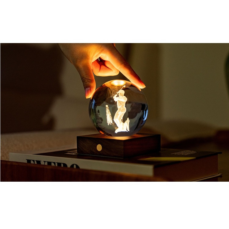 Kristálylámpa - Golfjátékos. Varázsoljon különleges hangulatot otthonába az Amber Crystal Light kristálylámpával.