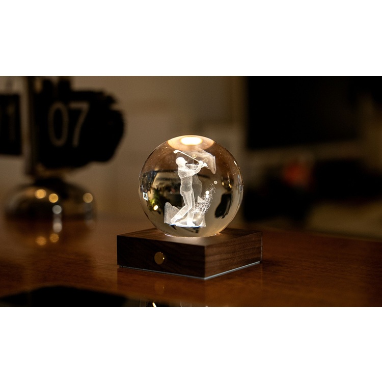 Kristálylámpa - Golfjátékos. Varázsoljon különleges hangulatot otthonába az Amber Crystal Light kristálylámpával.