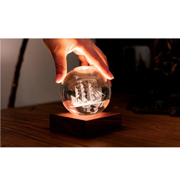 Kristálylámpa - Vitorlás hajó. Varázsoljon különleges hangulatot otthonába az Amber Crystal Light kristálylámpával.