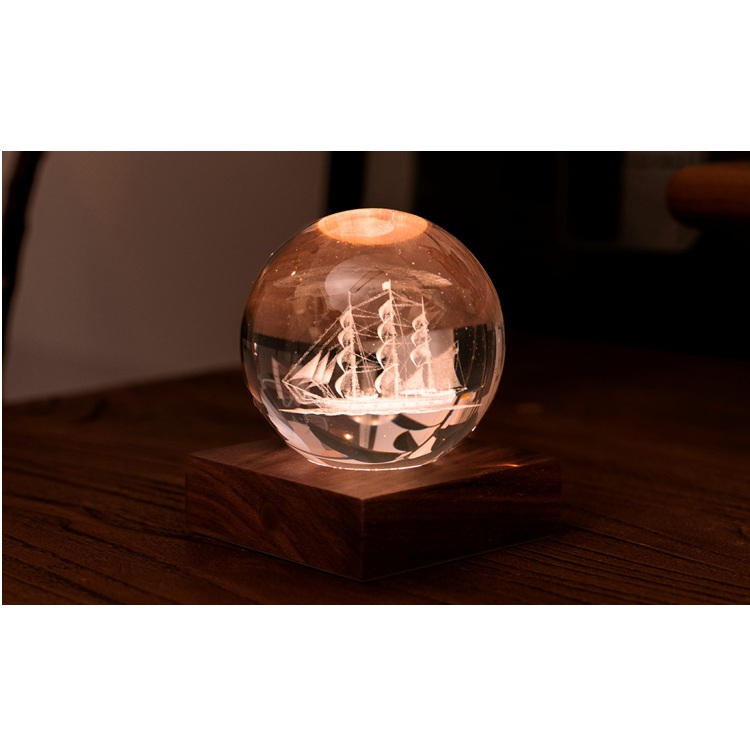Kristálylámpa - Vitorlás hajó. Varázsoljon különleges hangulatot otthonába az Amber Crystal Light kristálylámpával.