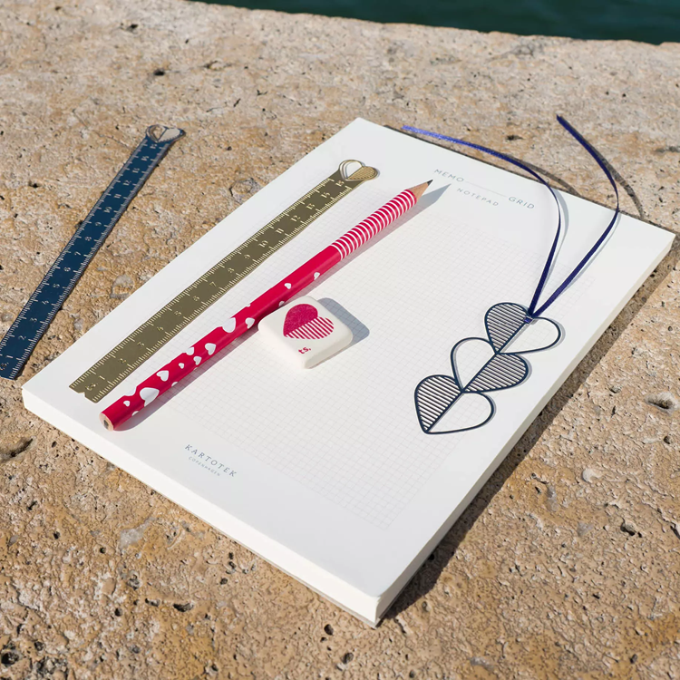 Könyvjelző Szív - matt fém. A hosszú szalagnak köszönhetően bármilyen méretű könyvhöz ideális.