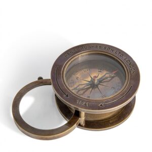 Iránytű nagyítóval az Authentic Modelstől. Szimbóluma a felfedezésnek, a kalandnak, de ugyanúgy a helyes iránynak.