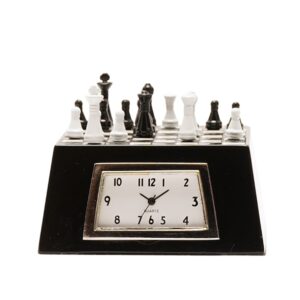 Asztali óra - Mini, Sakk. Ez a zseniális dizájnnal megáldott, prémium miniatűr asztali óra tökéletesen ötvözi a királyok játékának eleganciáját a precíz időméréssel. 