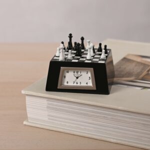 Asztali óra - Mini, Sakk. Ez a zseniális dizájnnal megáldott, prémium miniatűr asztali óra tökéletesen ötvözi a királyok játékának eleganciáját a precíz időméréssel.